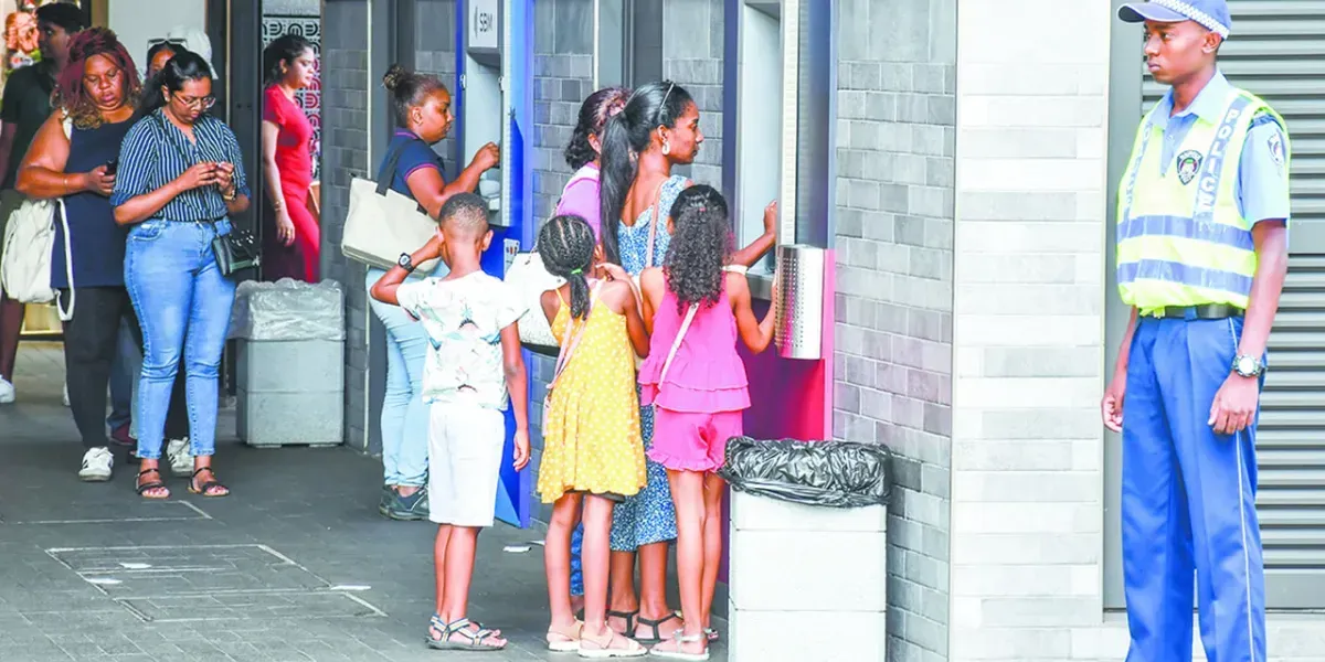 Sous un soleil de plomb, la fièvre des achats ne faiblit pas