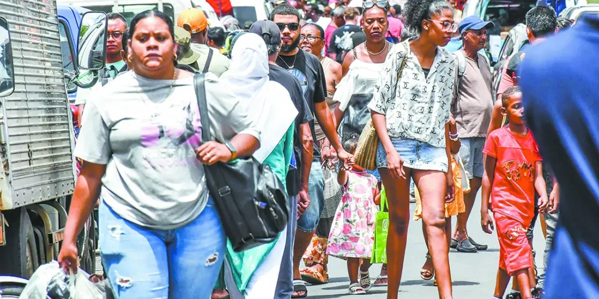 Sous un soleil de plomb, la fièvre des achats ne faiblit pas