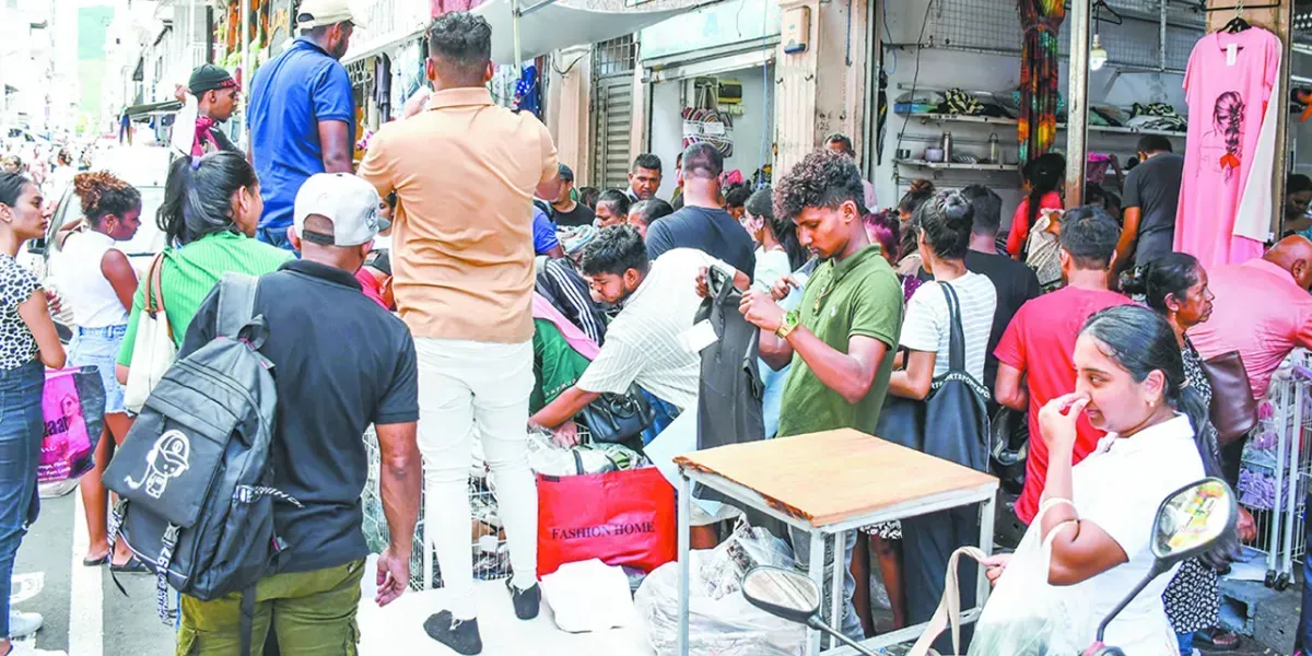 Sous un soleil de plomb, la fièvre des achats ne faiblit pas