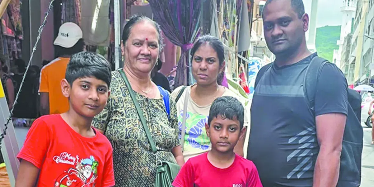 Sous un soleil de plomb, la fièvre des achats ne faiblit pas