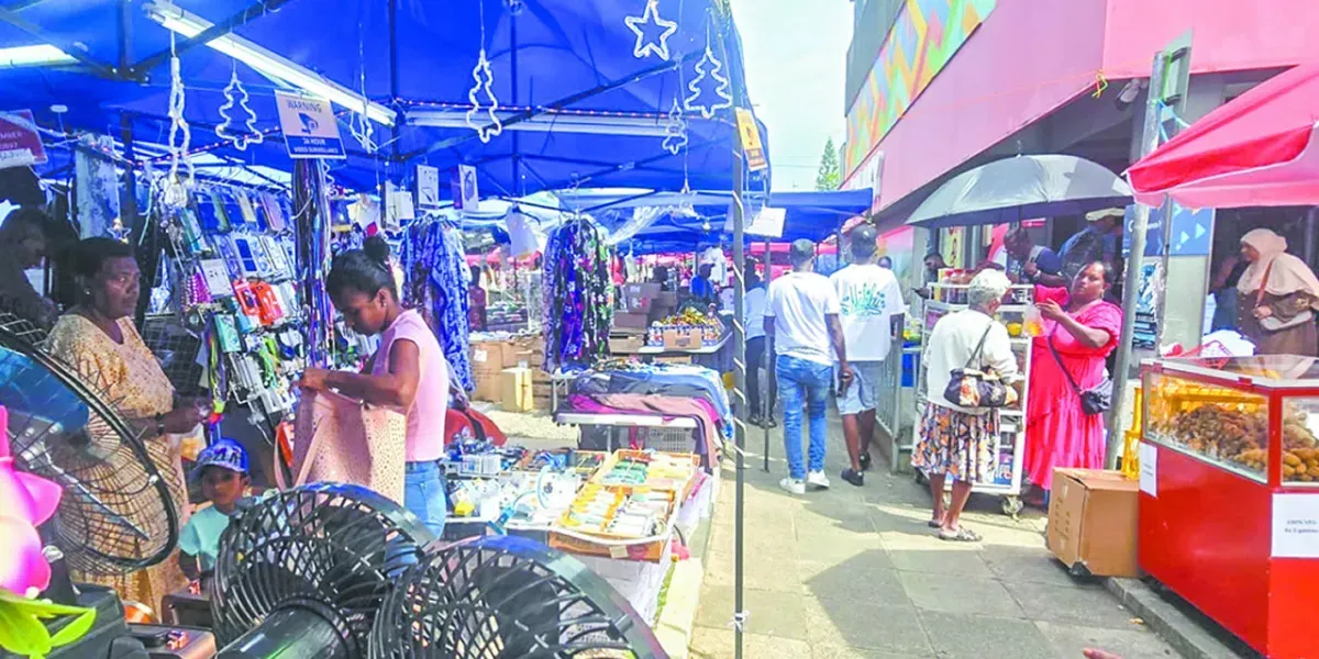 Sous un soleil de plomb, la fièvre des achats ne faiblit pas