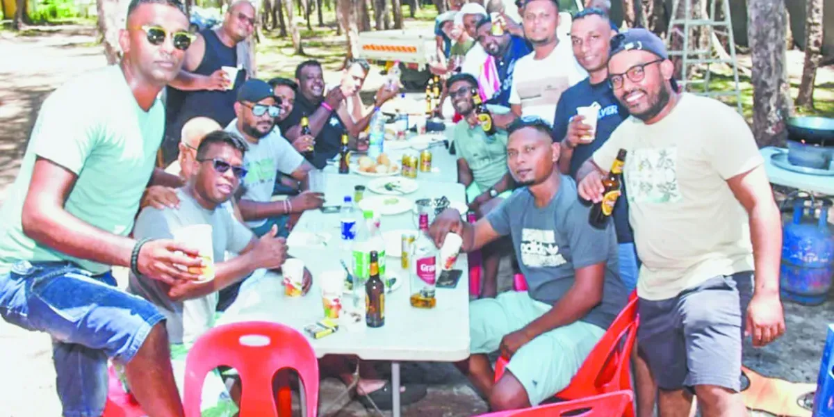 Sous un soleil de plomb, la fièvre des achats ne faiblit pas