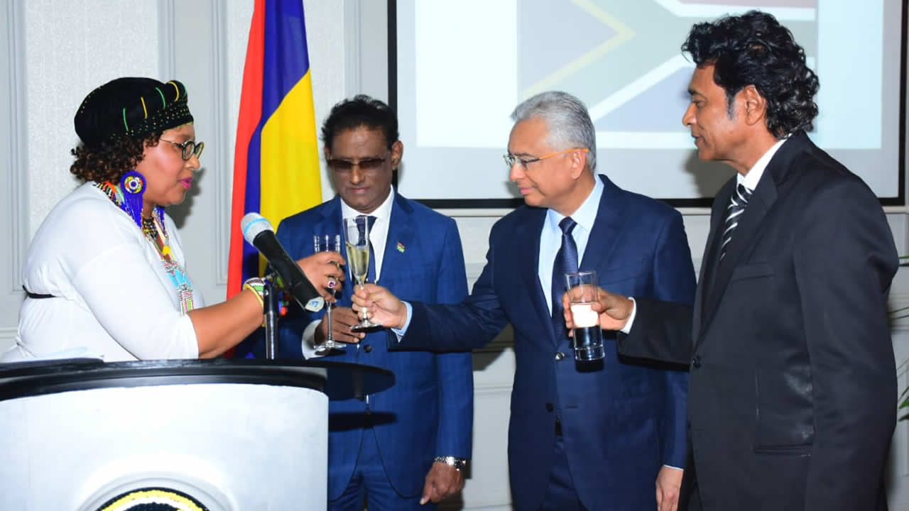 Princesse Zenani Mandela-Dlamini, Barlen Vyapoory, Pravind Jugnauth et Nando Bodha portant un toast.