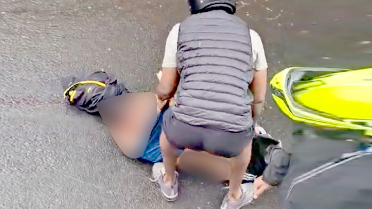 Les policiers utilisant la manière forte pour extirper le jeune homme de la voiture.