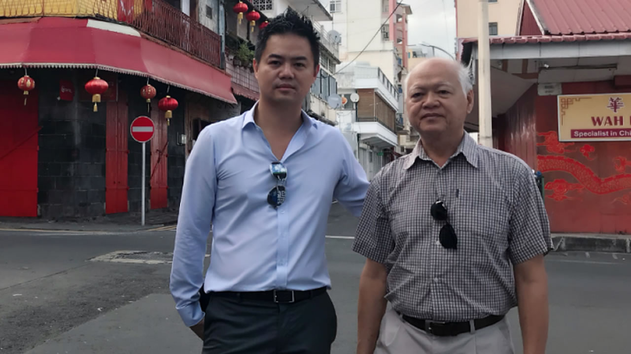 Titoni Lam, 75 ans, et son fils aîné ont étudié en Chine pour mieux connaître leur culture.