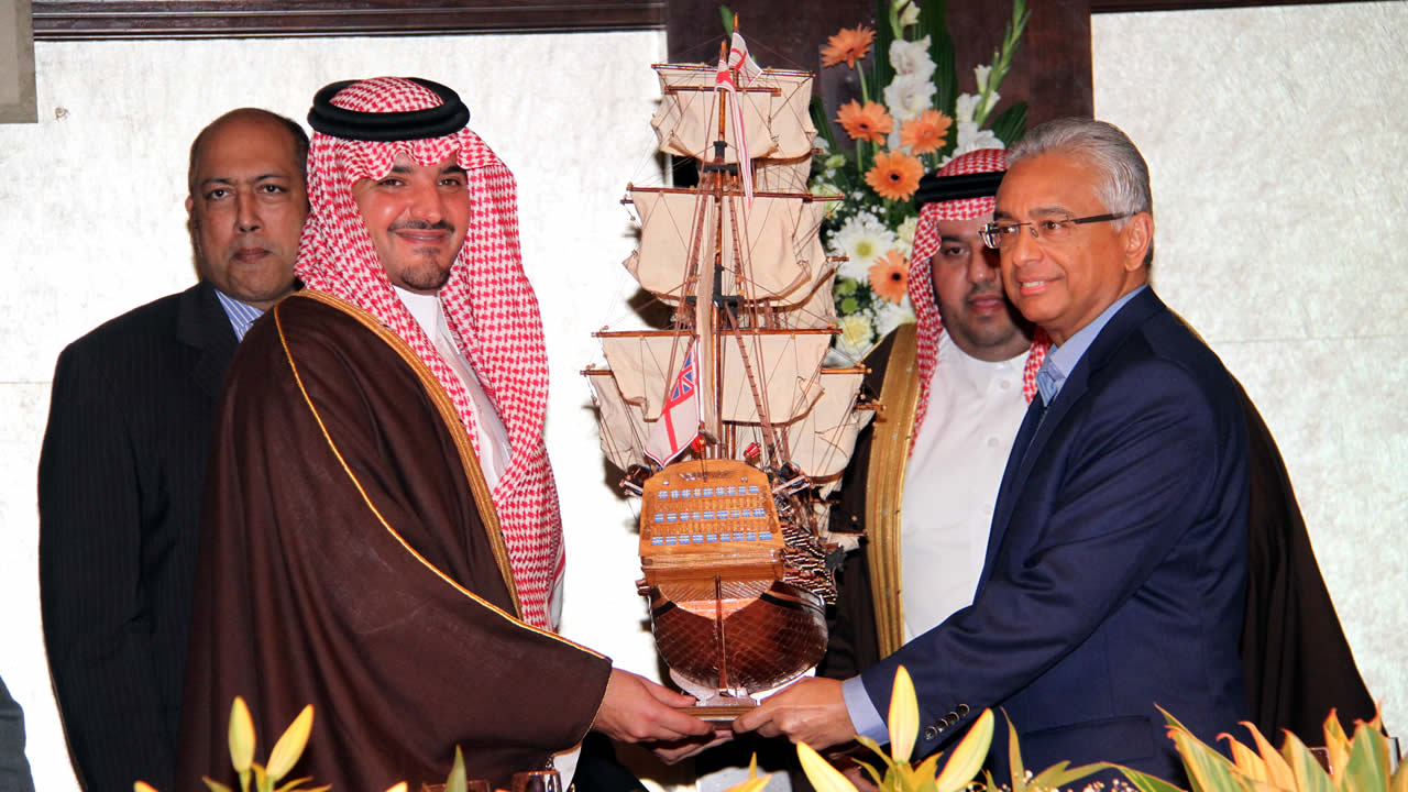Le prince Abdulaziz Bin Saud Bin Naif Bin Abdulaziz Al Saud et le Premier ministre mauricien Pravind Jugnauth.