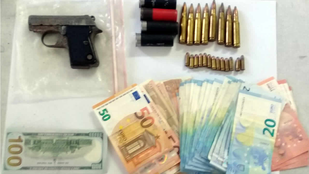 Arme, munitions et devises