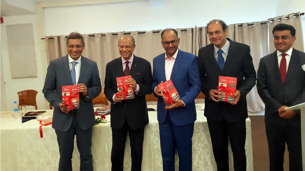 Xavier-Luc Duval, Navin Ramgoolam, Alan Ganoo, Steven Obegadoo et Yatin Varma.