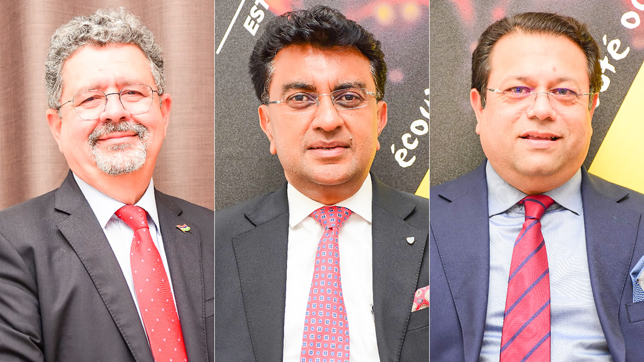 Les trois invités sur le plateau : l’Attorney General Gavin Glover, Yavin Varma et Kushal Lobine.