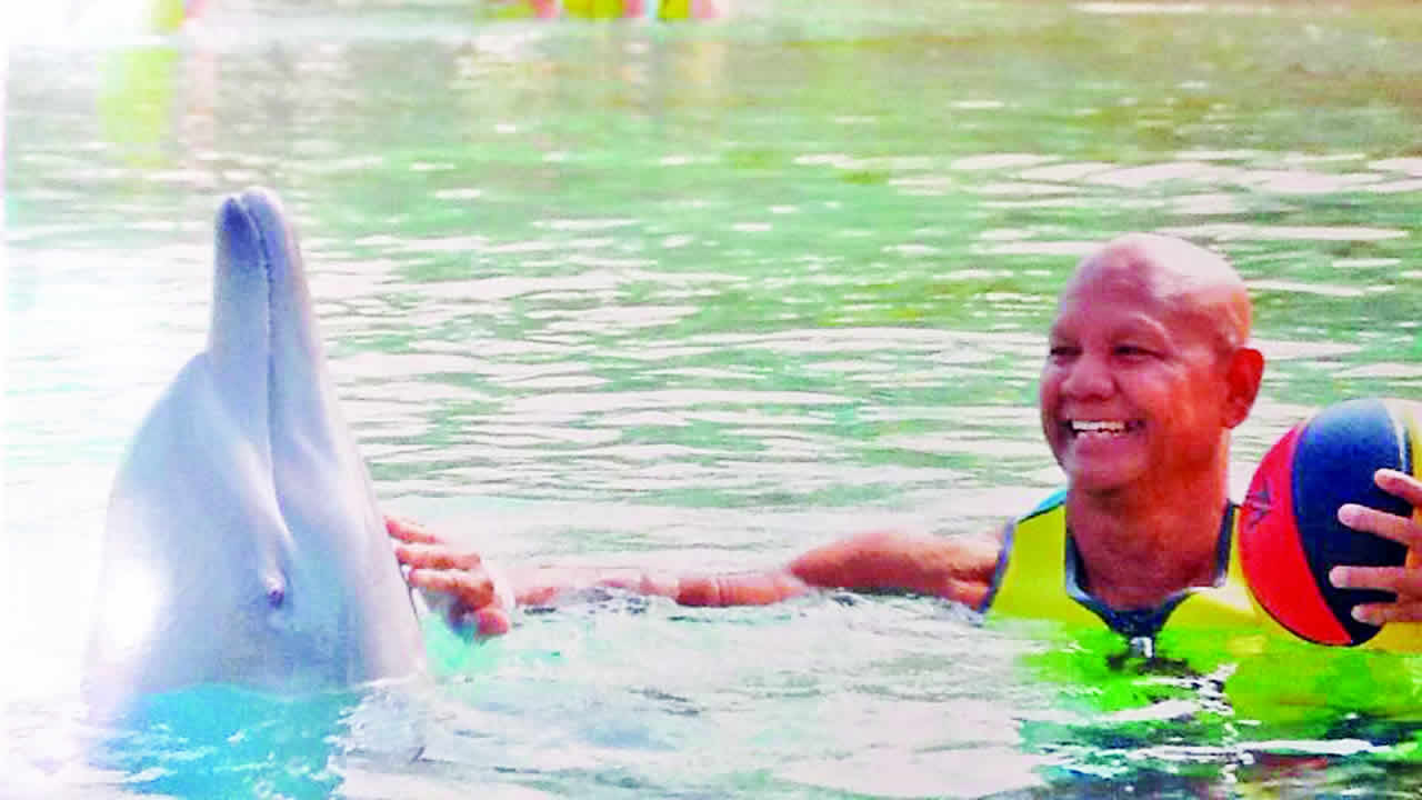 Une photo lourde de sens pour le basketteur de la Dolphin Wheelchair Association. Jean Claude pratique aussi le tennis en fauteuil.
