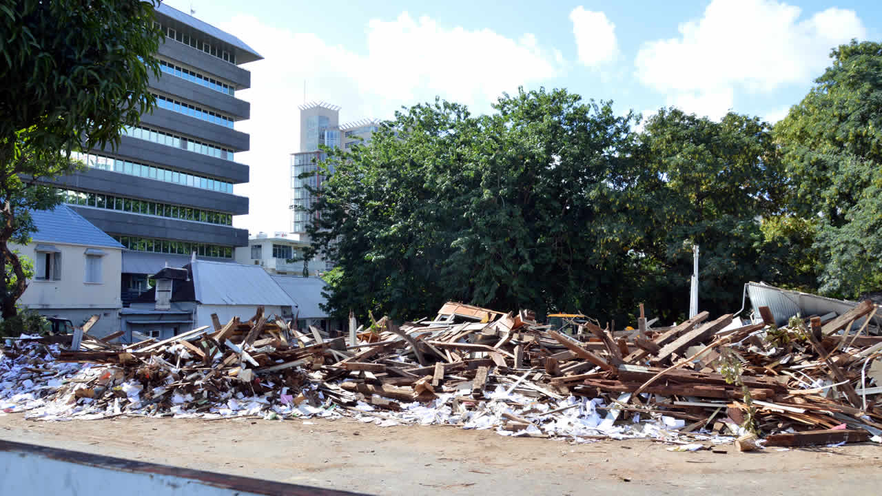 La démolition du bâtiment du Royal College Port-Louis suscite la polémique.