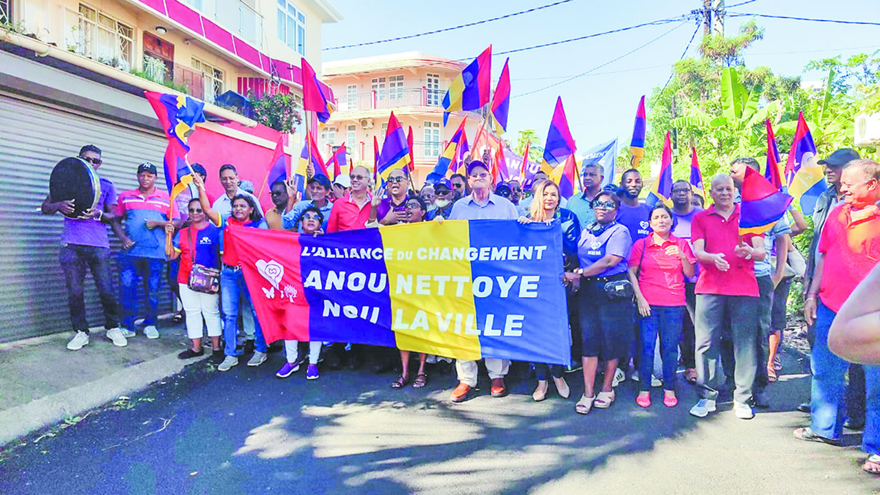 Les candidats et sympathisants de l’Alliance du Changement sont arrivés accompagnés du ministre Rajesh Bhagwan et de la Junior Minister Karen Foo Kune-Bacha.