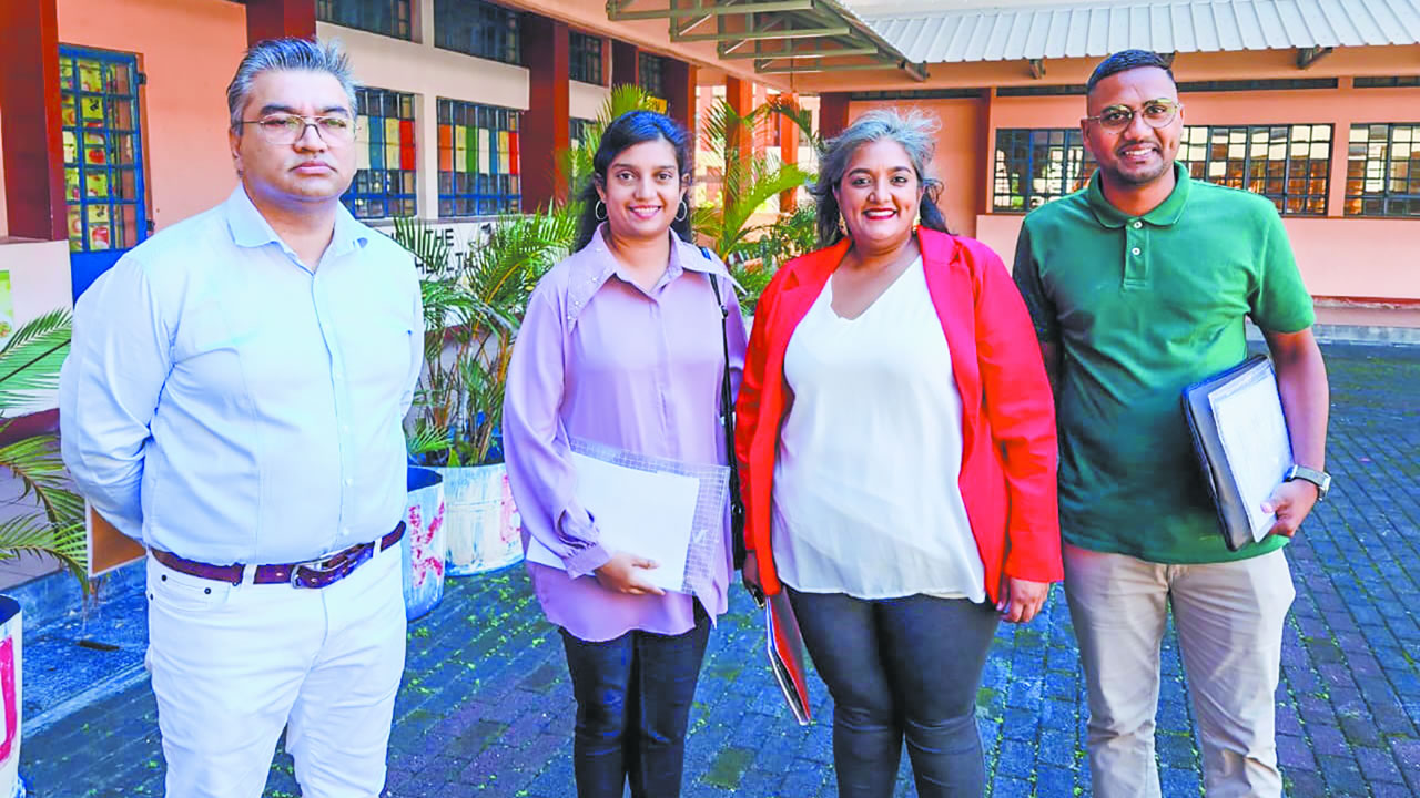 Les quatre candidats de l’Alliance du Changement au Ward 2 : le Dr Vicky Naga, Jasmine Denmamode, Harsha Beeharry et Randy Manikon.