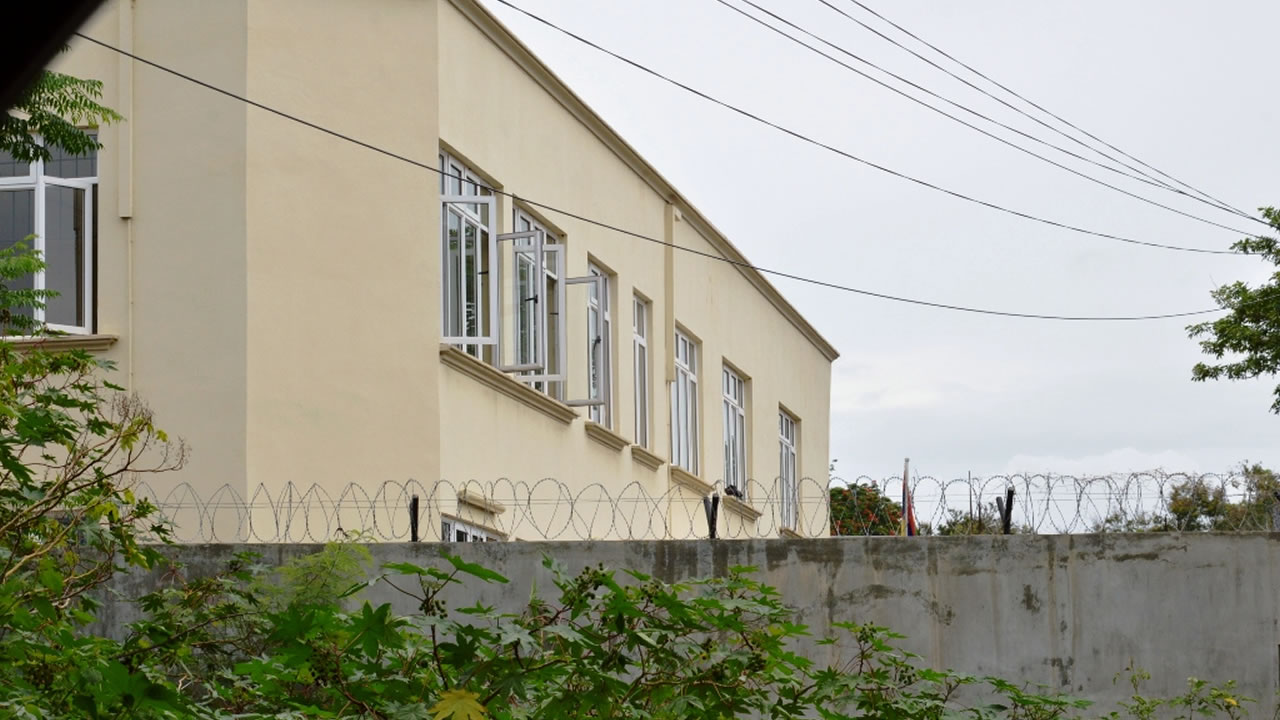 Ismaël M. a franchi le mur du Shelter de plus de deux mètres avant d’enlever son bébé.