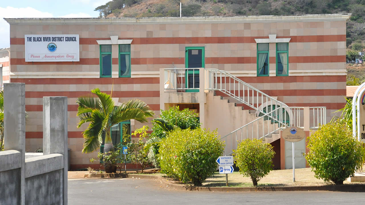 Le siège du conseil de district de Rivière-Noire.