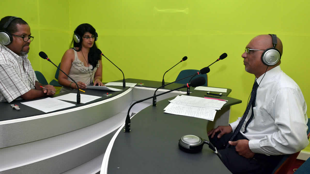 Le Dr. Hamid Alleemudder, dermatologue, avec Caroline et Jean Marie ,  lors de l’émission Explik ou cas santé. 