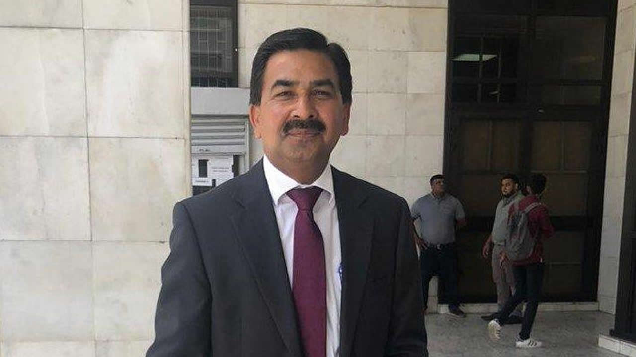 Le Dr Sudesh Kumar Gungadin à sa sortie de la Cour intermédiaire.