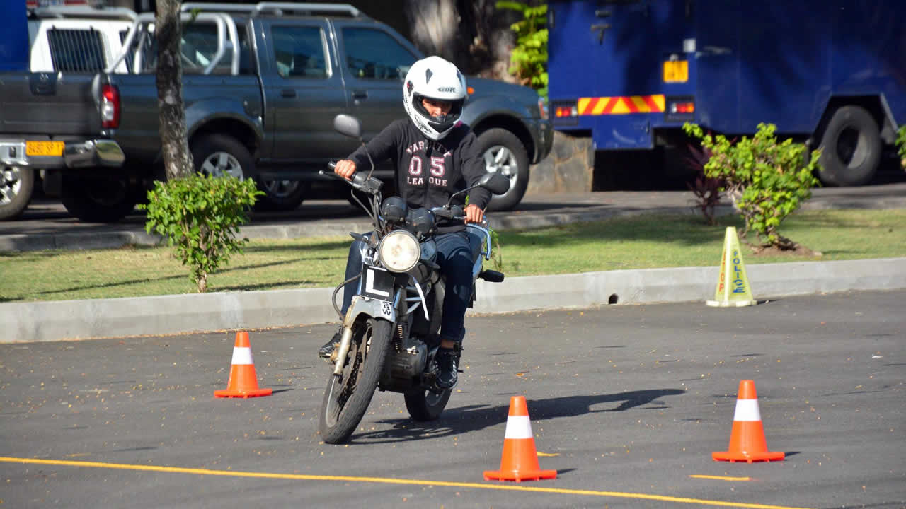 Une piste improvisée entre cinq cônes aidera à juger la maîtrise des motocyclistes.