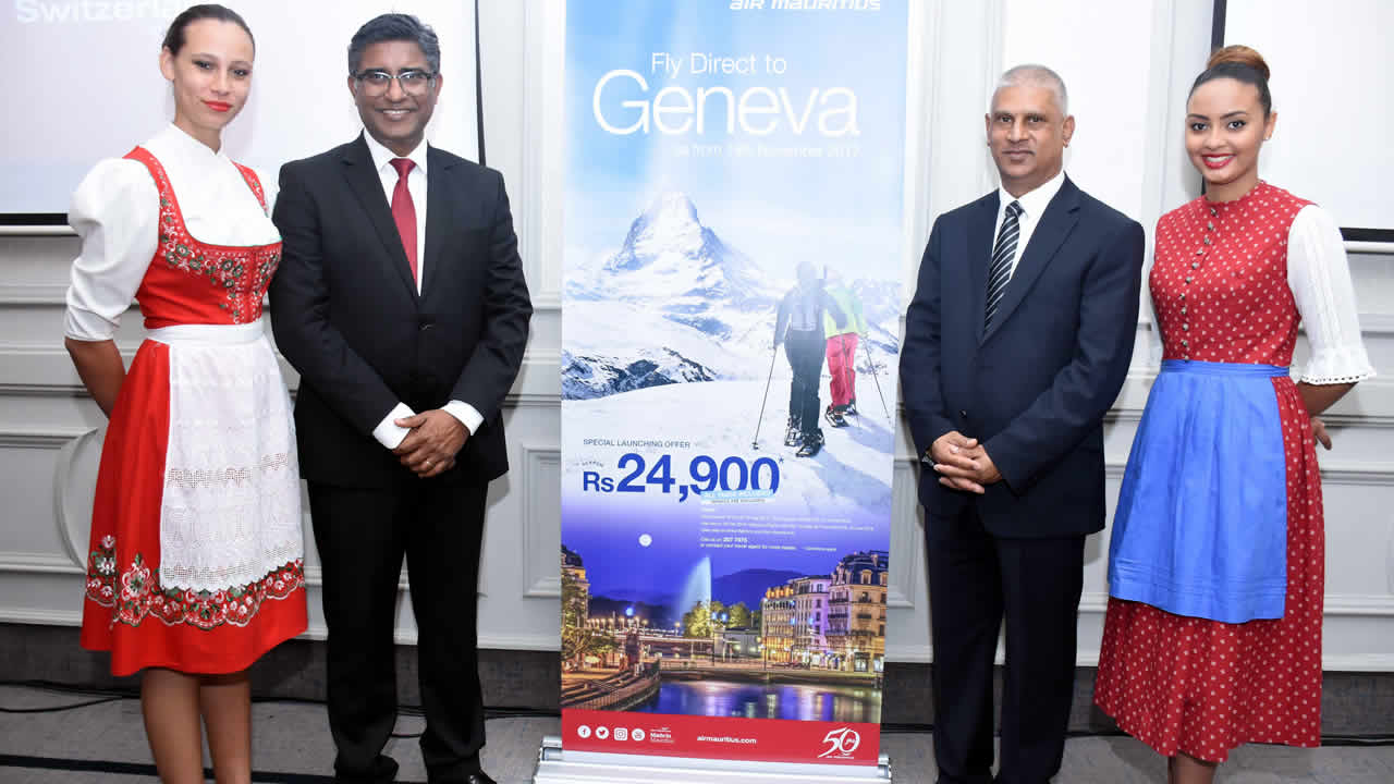 Prem Sewpaul (à g.) et Raj Deenanath encadrés d’hôtesses en tenue traditionnelle.