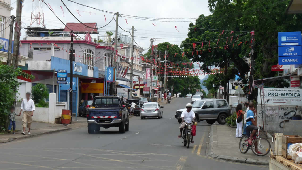 Le terrain est situé le long de la route Royale.