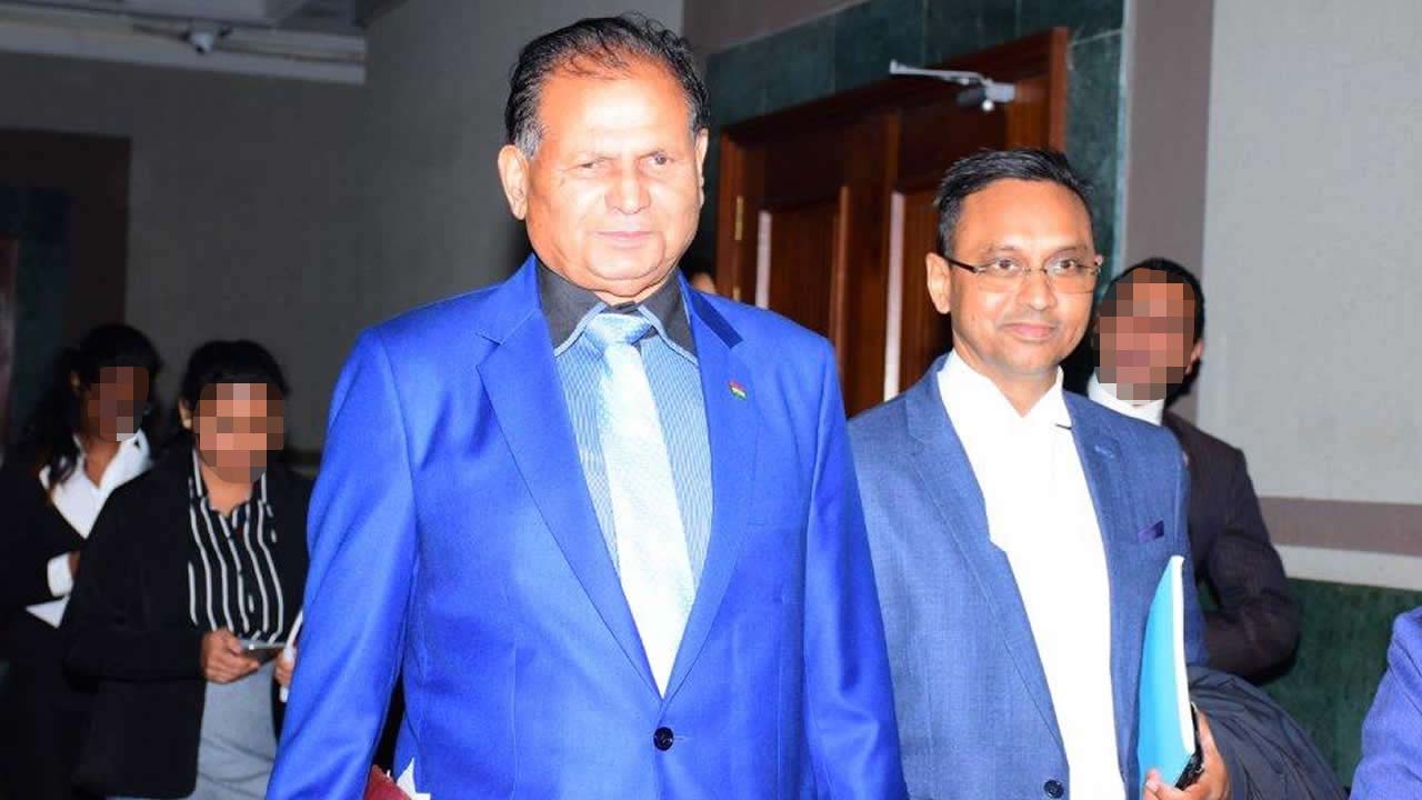 L’ex-ministre en compagnie de son avocat,  Me Ravi Rutnah.