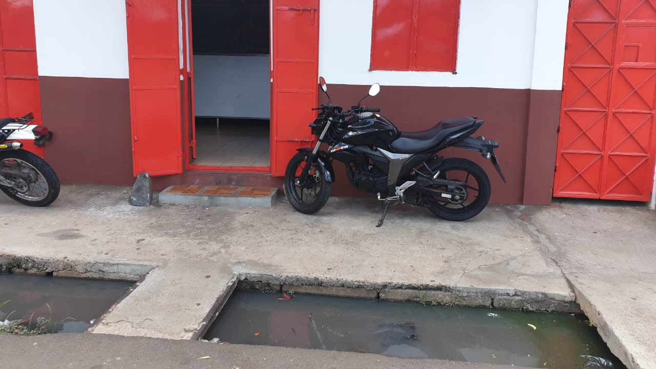 Eaux usées déversées dans un canal