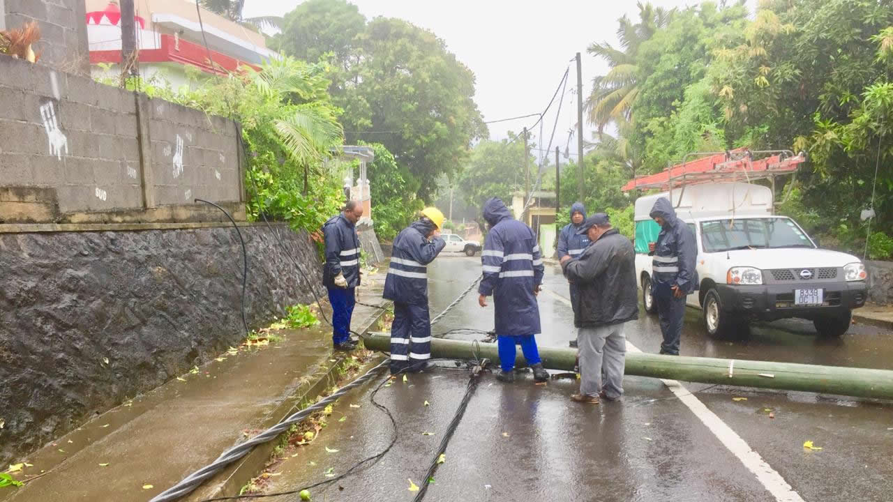 Pour se protéger de l’humidité et des tempêtes électriques, le CEB  a remplacé les câbles sans isolant par ceux qui en sont dotés.