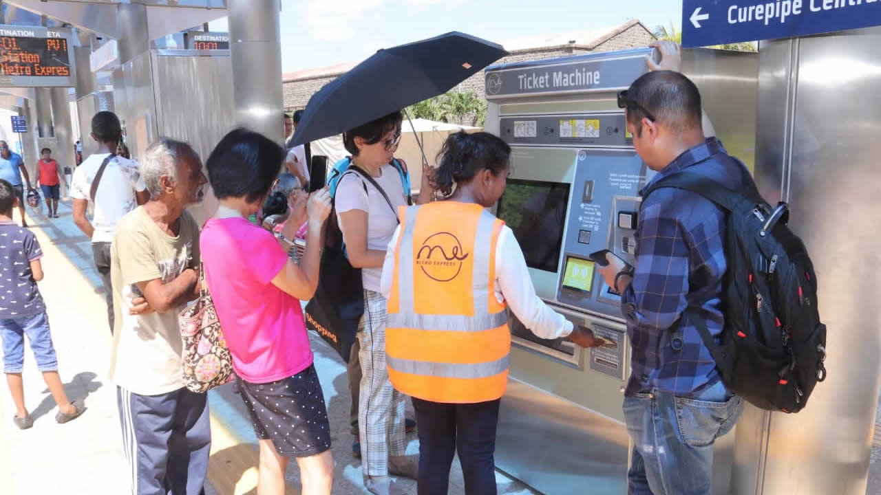 Des officiers de Metro Express Ltd sont présents aux stations pour aider les passagers à acheter leur ticket.