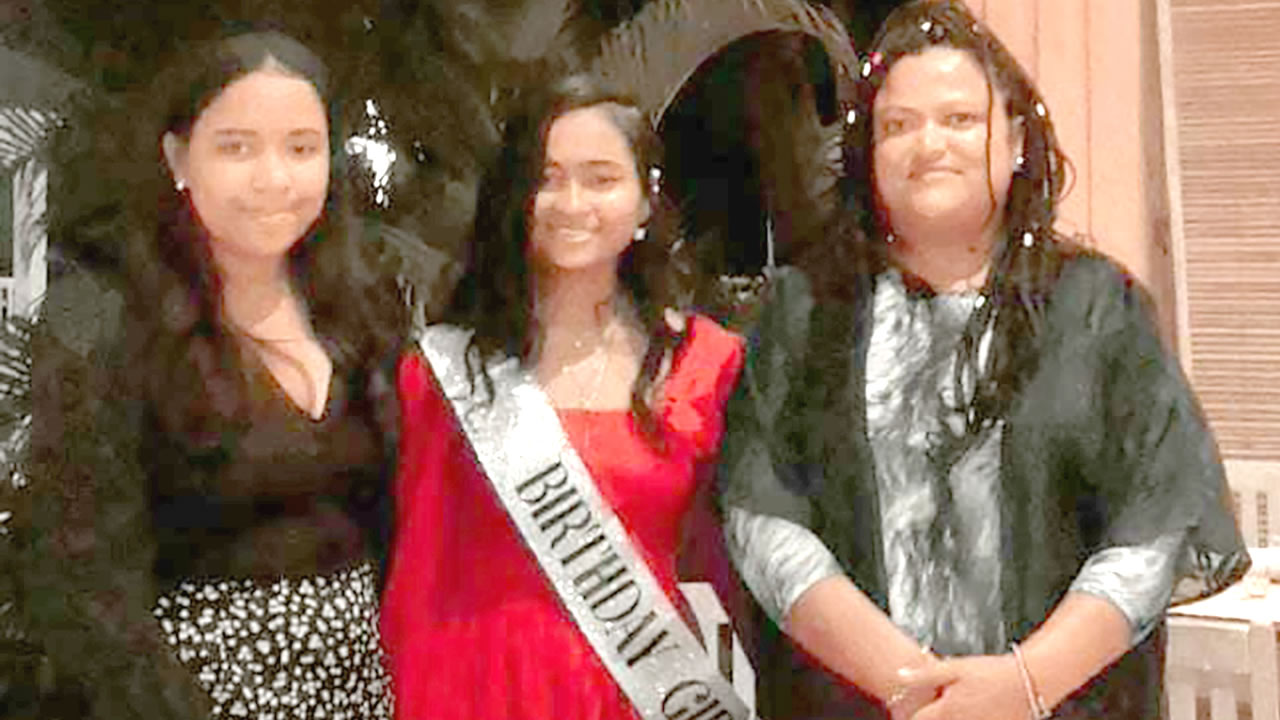 La lauréate (à g.) aux côtés de ses amies.