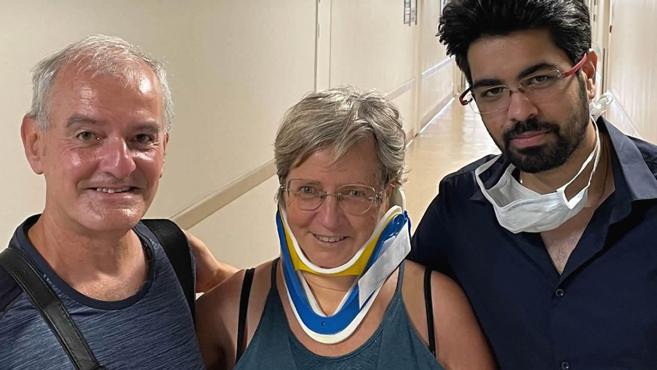 Michel, Geneviève et le Dr Kavish Ramessur, le Mauricien qui a assisté le Dr Karunagaram durant l’intervention.