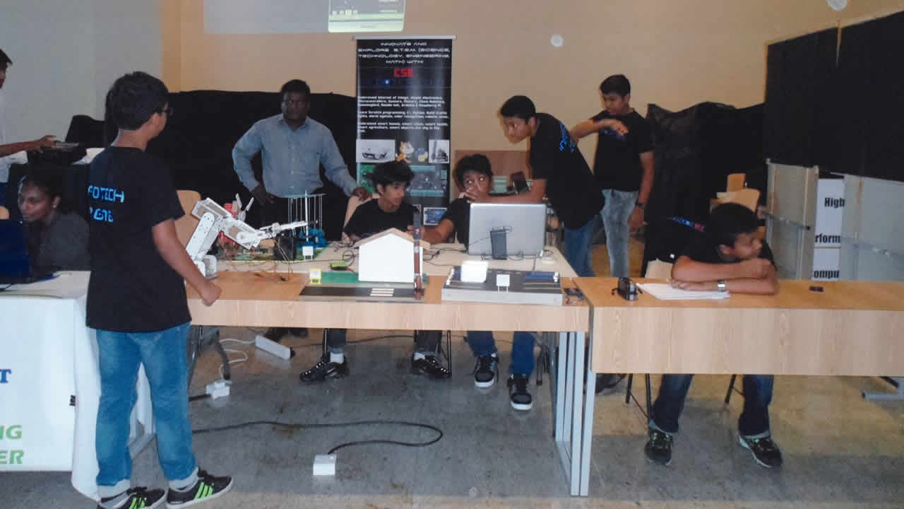 Kifah et ses amis lors de l’Infotech 2016.