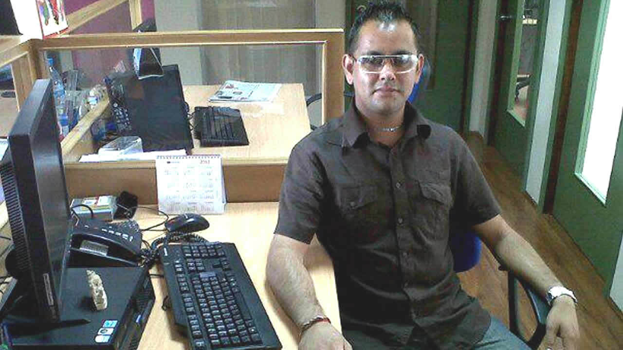 Khushal travaille seul dans son bureau à Floréal. 