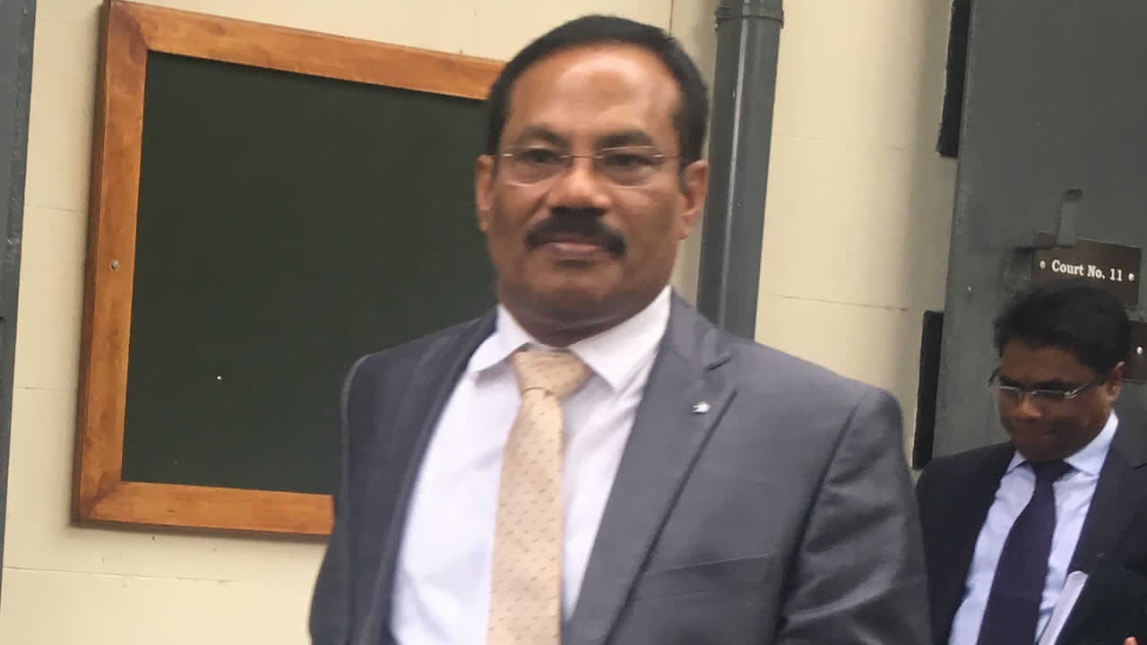 Padassery Kuriakose Kuriachen, l’Acting Chief Executive de la FSC, quittant la Commision d’enquête Britam le mardi 11 juillet.