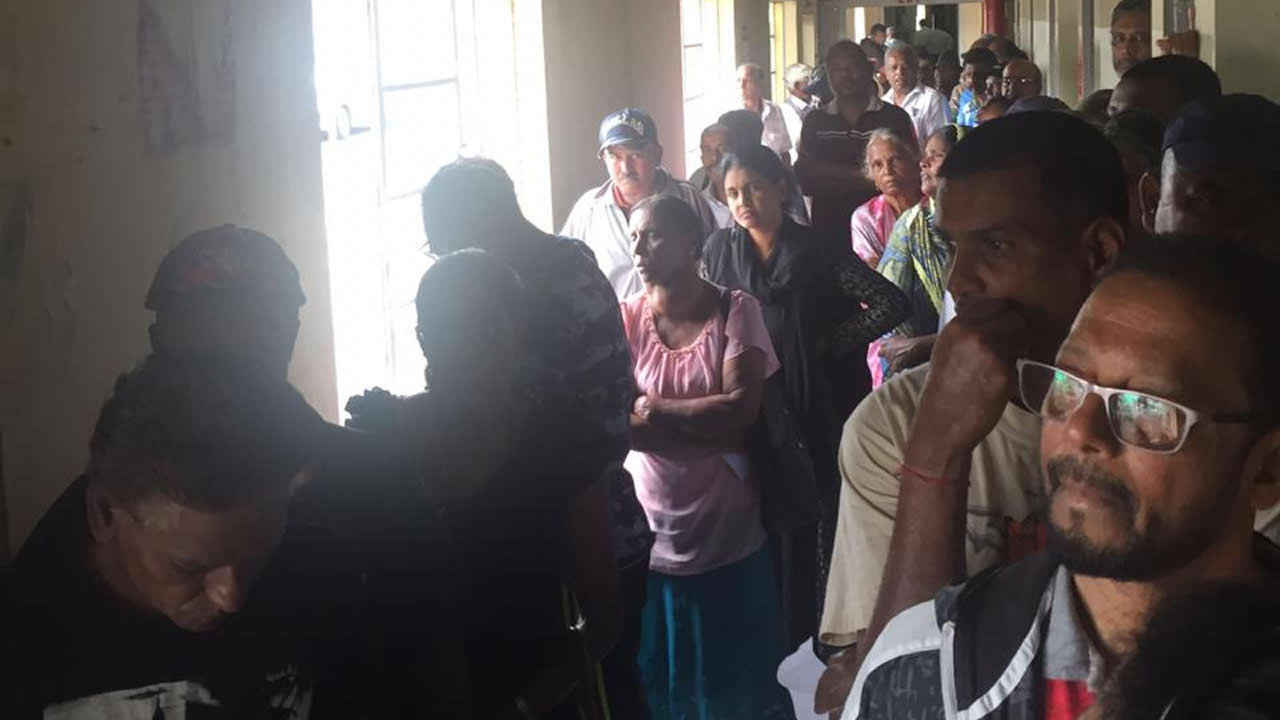 File d’attente à l’hôpital de Candos.