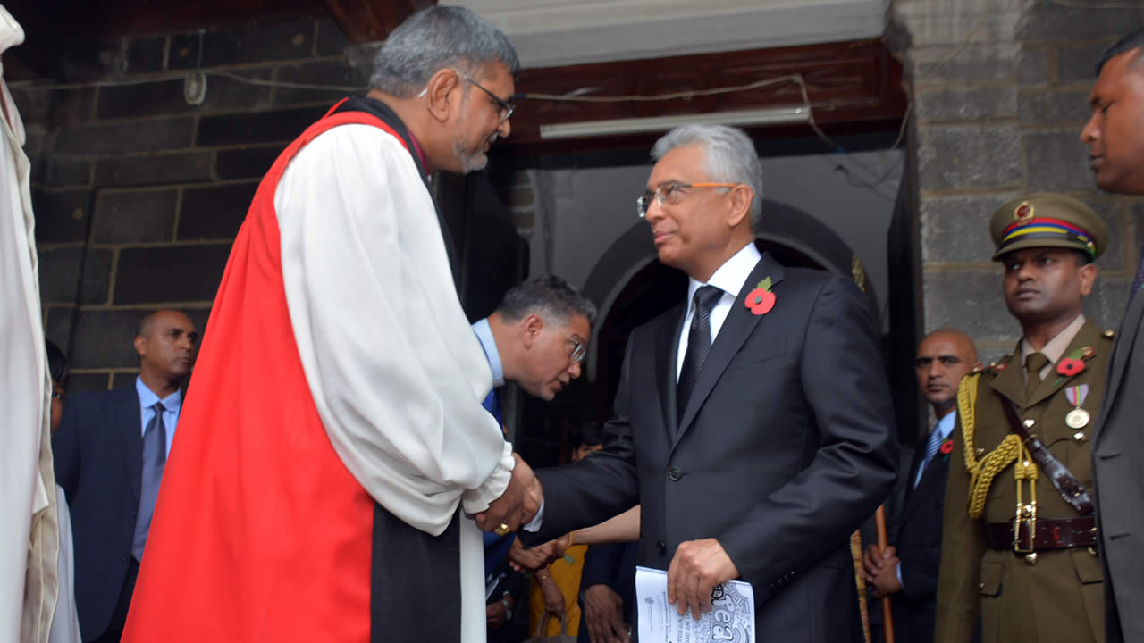 Mgr Ian Ernest et le Premier ministre Pravind Jugnauth.