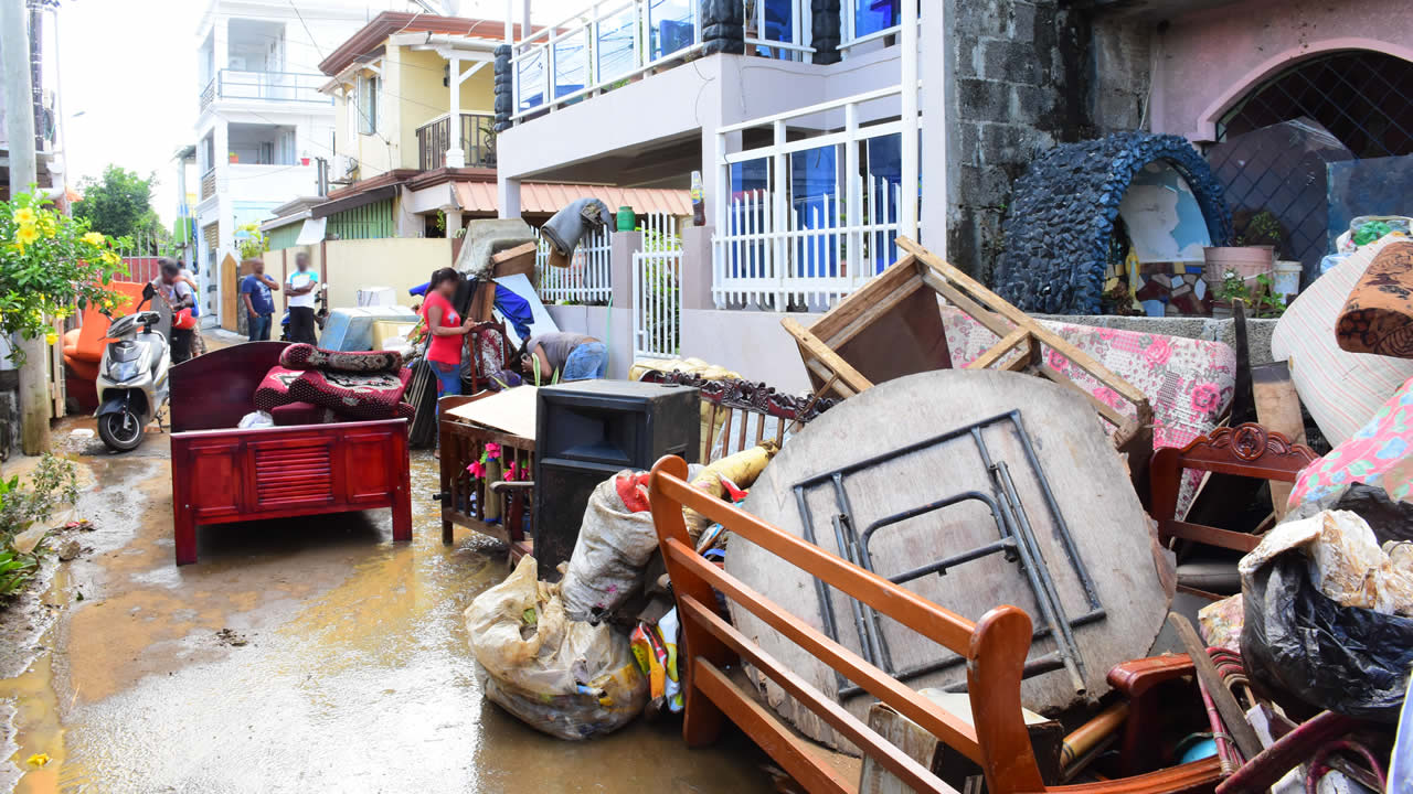 Cottage - Des sinistrés nettoyant leur demeure inondée.