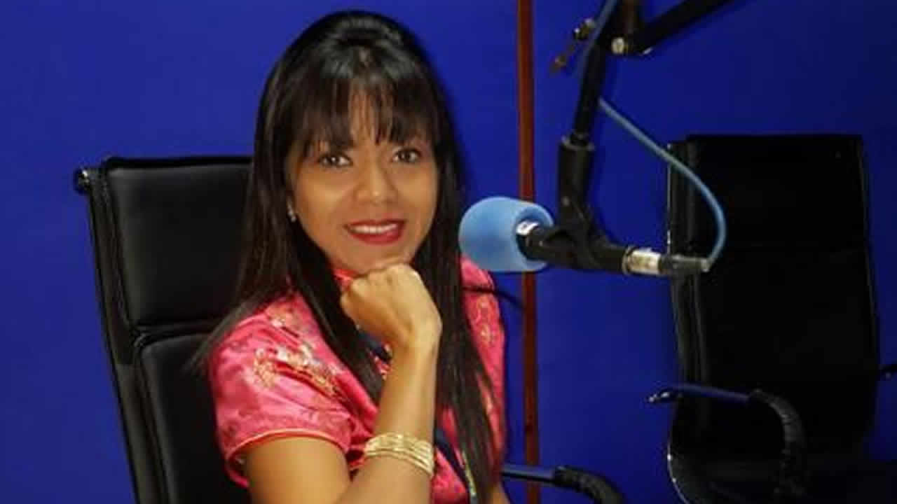 Stéphanie Cerdor anime l’émission « En toute  confidence » de 22 heures à minuit du lundi au jeudi.