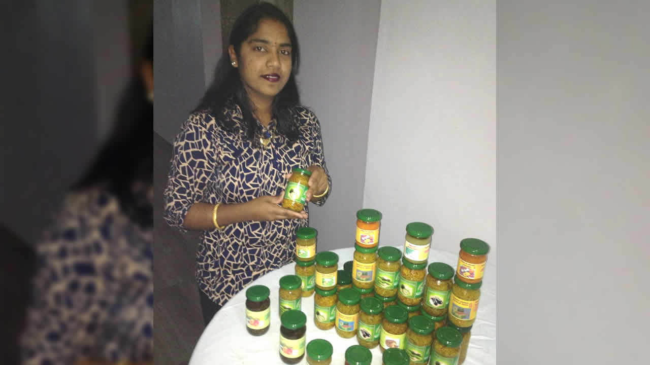 Manisha Jhuboo-Hemraz et les achards qu’elle a préparés. 