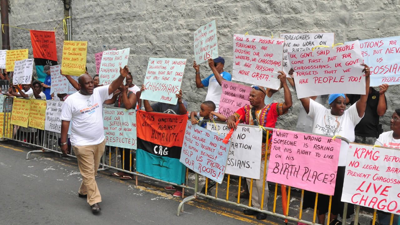 Les Chagossiens manifestant dans les rues de Port-Louis.