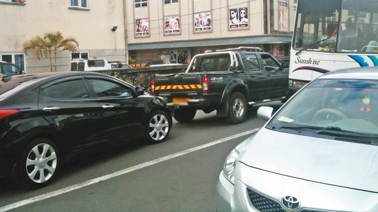 Cafouillage devant un poste de police