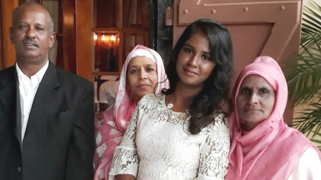 Nadiya Jaunbocus en compagnie de son père et de sa grand-mère (à dr.).