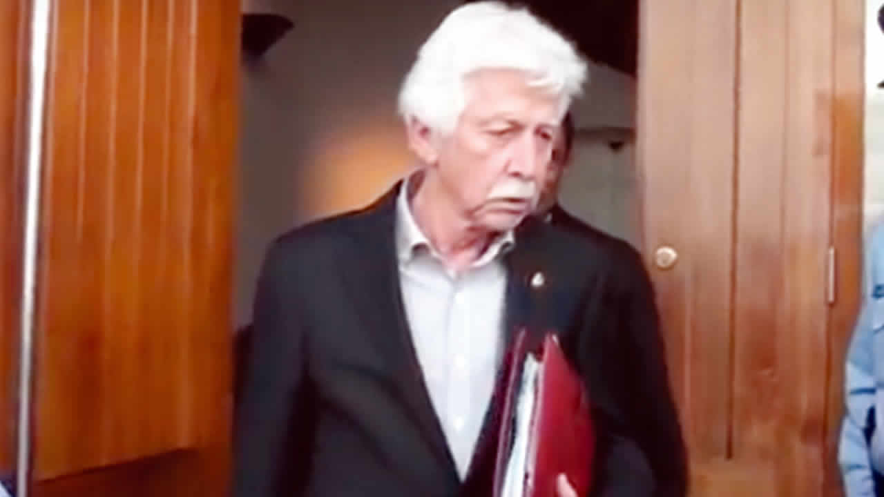 Paul Bérenger à sa sortie du Bâtiment du Trésor, vendredi.