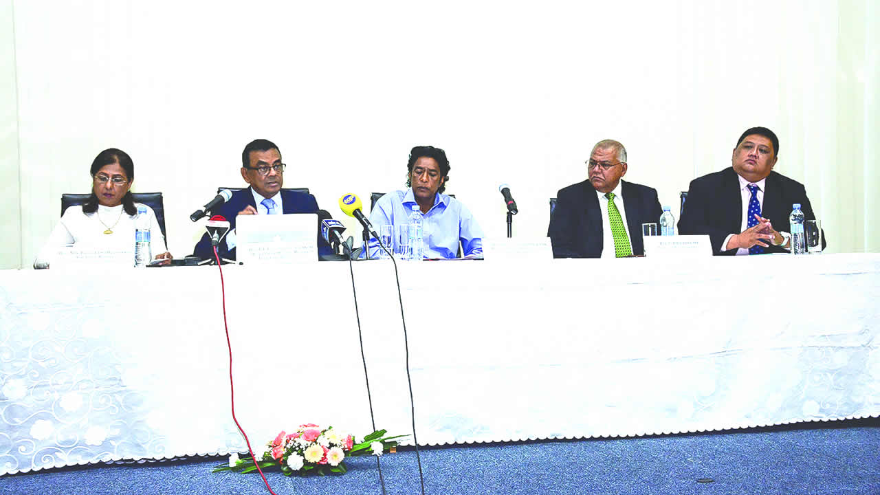 Fazila Jeewa-Daureeawoo, Ivan Collendavelloo, Nando Bodha, Mahen Jhugroo et Ken Fong.