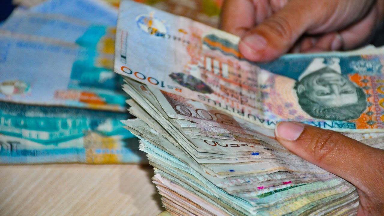 La loi prévoit un salaire égal pour un travail égal, indépendamment du genre.