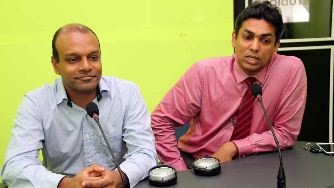 Le Dr Ashley Chinien, radiologue et le Dr Pravish Sookha, chirurgien.