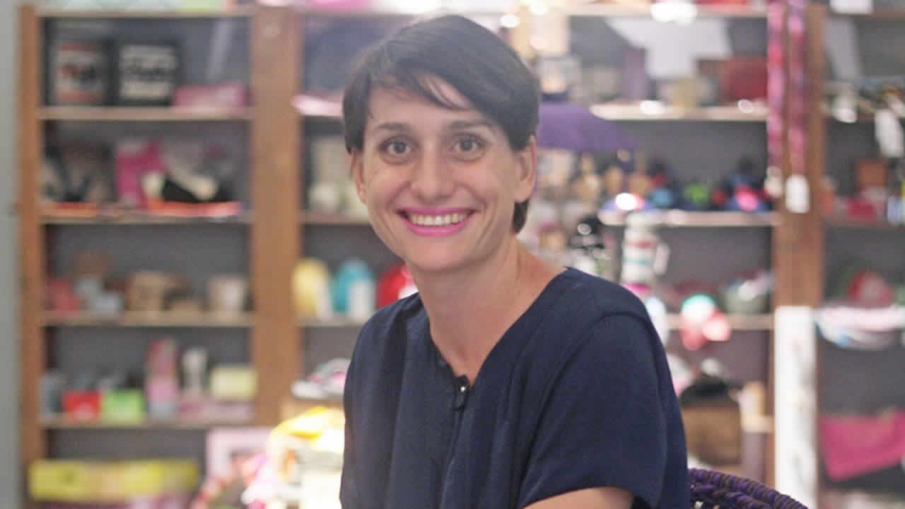 L’artiste a décroché le prix du second finaliste  au JCI Mauritius Creative Young Entrepreneur Award en septembre 2014.