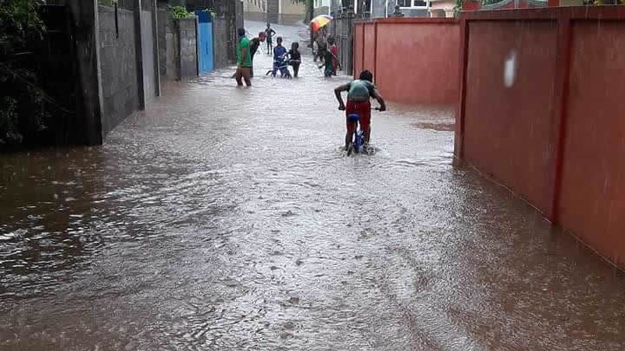 La New Mosque Road, à Chemin-Grenier, par temps de fortes pluies.