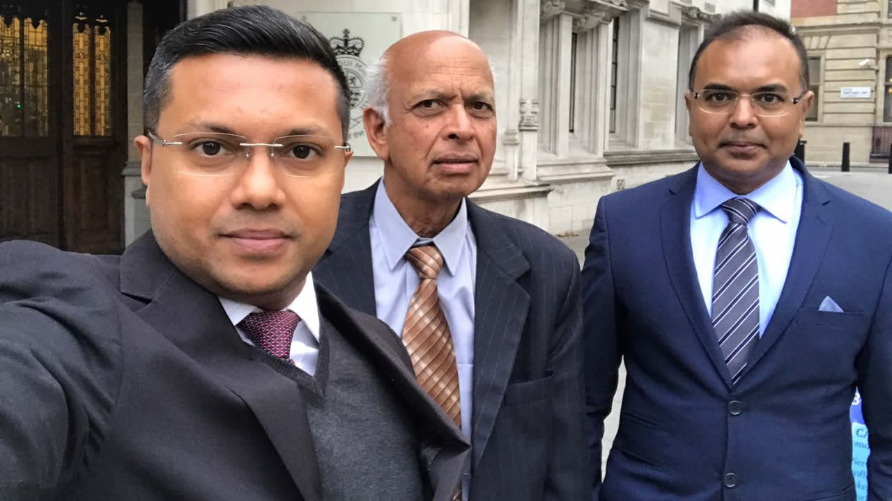 Premchandra Bissonauth (au centre) a saisi le Conseil Privé pour la deuxième fois. Il est représenté par Me Teeluckdharry (à droite).