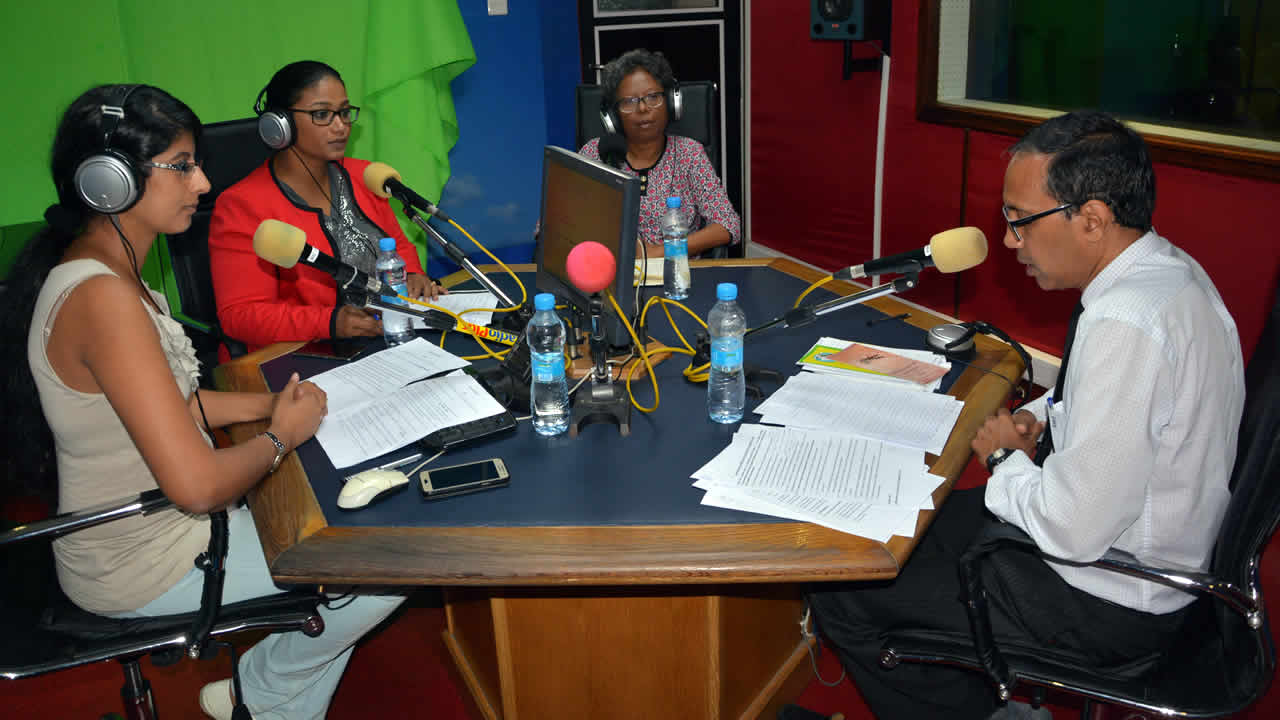 Les Drs Vinita Poorun, pédiatre et Fazil Khodaboccus, Community Physicial au ministère de la Santé.