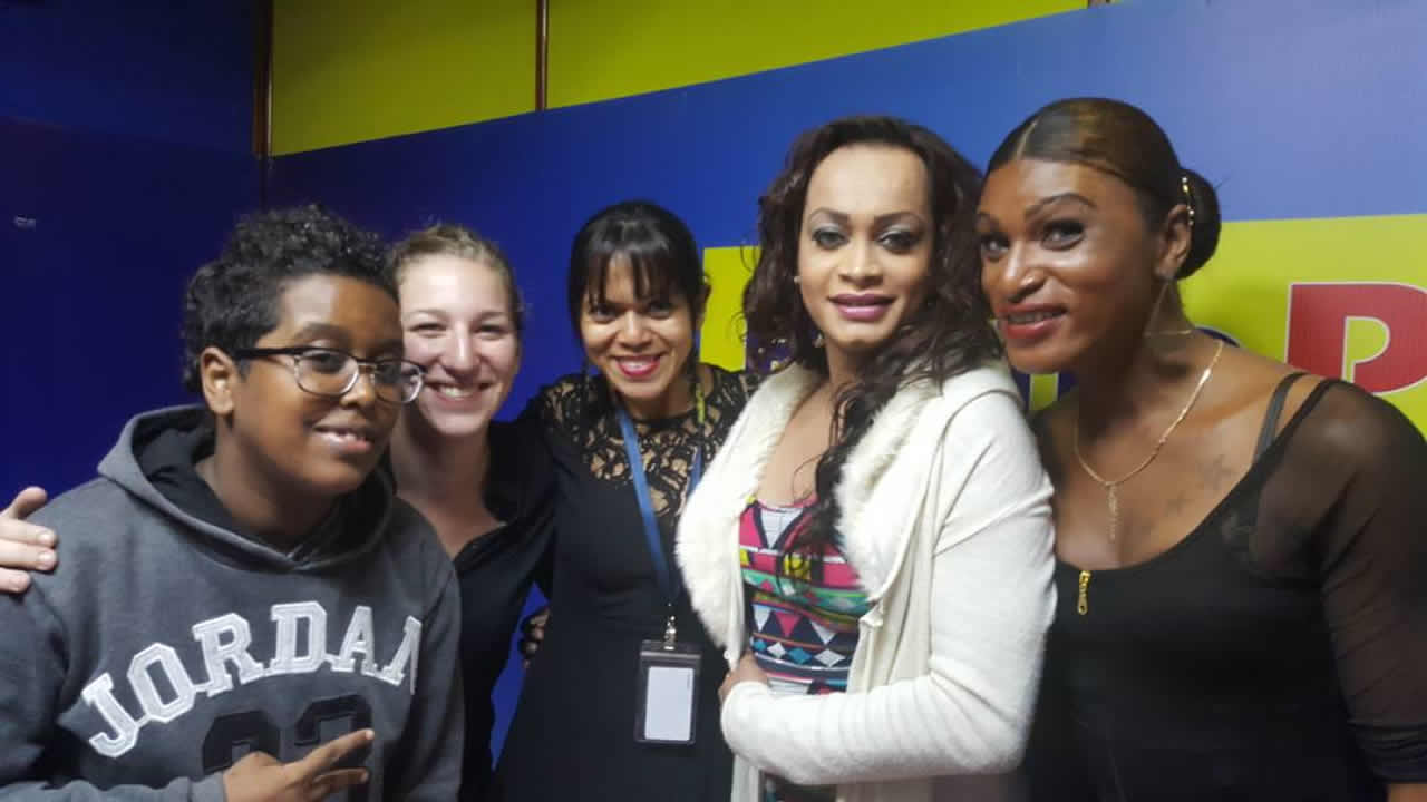 Stéphanie entourée de ses invités.